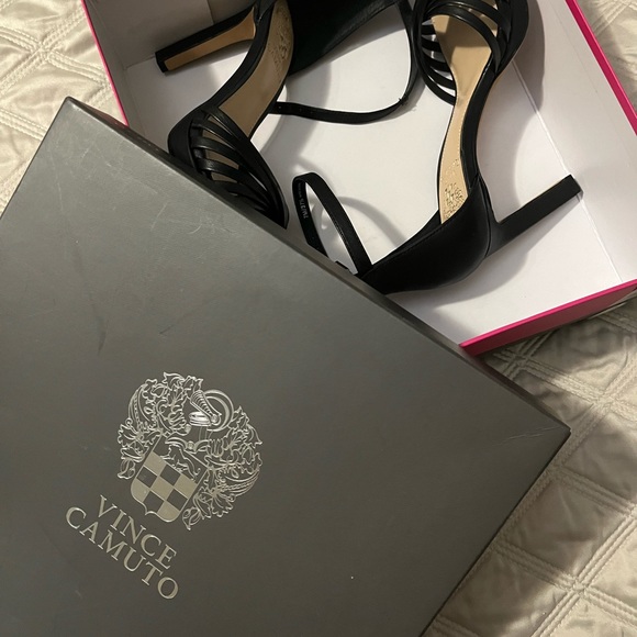 Vincent Camuto - Picture 3 of 3